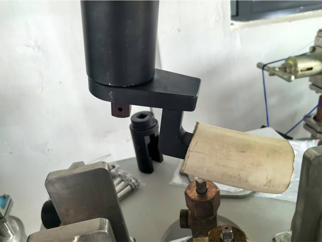 锂电数显扭矩扳手-拧紧/拆松螺杆上的定制阀门-化工设备应用案例.png